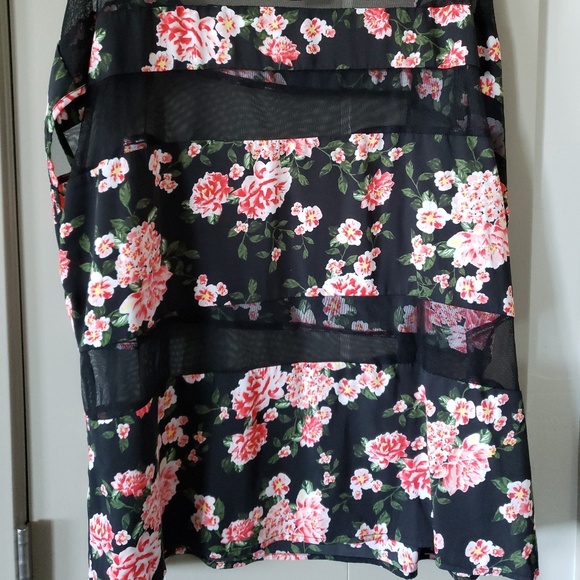 Torrid peek a boo lightweight top! Size 2x - Picture 3 of 3